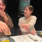 Karen Takizawa Instagram - こんばんは。 この一ヶ月以内のあいだに、フワちゃんのお誕生日をお祝いしました🎉☺️ ホランさんしきいる仲間たち、 集まってみたらおもしろメンバーになりました😂 フワちゃんとはテレビ番組、行列の相談所で仲良くなってからよく隣の席になるのでもっと仲良くなりました🥰 ずっとずっと24時間なんかしら面白いフワちゃん😂(24時間一緒にいたことはない) この日もほんとうに楽しかったです💕 ご飯を運んでくださった店員さんにも気軽にと話しかけにいっていて、愉快さ加減が信じられなかったです。 見習わないとならない姿をフワちゃんはたくさん教えてくれます✨ それにしても、ホランさんとフワちゃんの会話が劇団みたいに楽しいんです😂✨ホランさんの早口言葉での衛生的なツッコミはほんとうにいつ会っても楽しいです😂 まいちゃんは初めて一緒にご飯に行けたのですが、同い年と思えないご飯譲りの精神で、ちゃんと食べれたかなと今更心配になりました。🥲 突然、フワちゃんがパンがあまりにも重いというので、え！うそだと話になって、パンを持ったらほんとうにちゃんと驚けるくらい重くて、それをまいちゃんが持ってみたいです🥖と手を差し伸べてくれた瞬間が笑うくらい可愛かったんです☺️☺️☺️(写真参考にしてください) パンは小麦粉だけじゃないと詰まっているっていう重さでとってもおいしかったです🥖☺️ フワちゃん、素敵な一年になりますように☺️🎉 ずっとずっと仲良くしてね🦖 それでは、おやすみなさい🌙