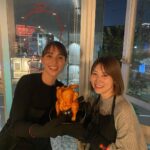 Karen Takizawa Instagram - こんばんは。 この前、友達が誘ってくれた何やらBBQ教室にいきました🍖 上手にBBQを自分で火のつけ方からできる作り方を教えていただきながら食べるという楽しい室内キャンプみたいなことしてきました🔥☺️ お片付け方法も教わりました。 "ビール片手に肉を焼いてください"というスペシャルハッピーミラクルラッキー言葉から始まり、 一気に気を楽にしてくれます。 わたしがいつどこで披露することがあるかはわからないとしても、単なる楽しい夜でした。 野菜や、鮭、鶏肉、ピザを作りました。 最後にはBBQ教室の卒業賞状みたいのをもらいました。卒業と言っても滞在時間は3時間くらいで卒業させてくれる優しい教室です☺️ 少しの魔法で鶏肉が美味しくなったり鮭がフワフワになったりそんなマジックをたくさん教えていただけました🪄 キャンプもしてみたいと思っていたので、どこか誰かのコンロがあったら頑張ってみたいと思います🍖 おやすみなさい🌙