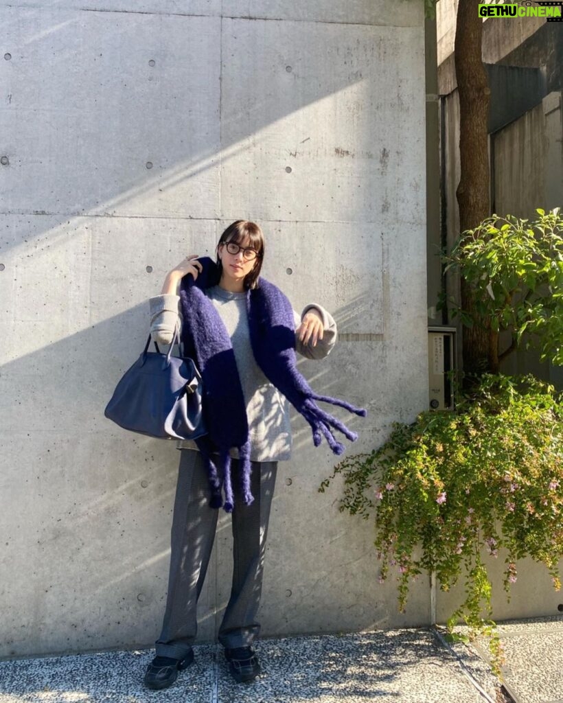 Karen Takizawa Instagram - 早起きした人にプレゼントしてくれる、 気持ちの良い日差しをもらいに散歩の日です。 太陽の"おっはよー"が思わず耳をかすりそうになるほど。 秋みたいな冬みたいなって永遠に言われる中途半端にどことなく過ぎていく季節が大好きです☺️ 上着をきるまででもないときの、 マフラーが私の身近な親友になっています。 と、思っていたら、とんでもなく昼間暑くなってしまいお手上げマフラーでした。 ぐるぐるまとめて、まるでぬいぐるみを持ち歩いてる人みたいになりました🧸 ひんやり冬はいつやってくるのでしょうか☺️ おやすみなさい。