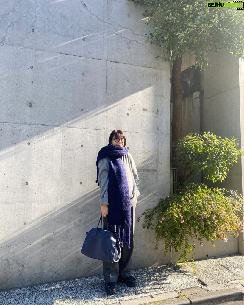Karen Takizawa Instagram - 早起きした人にプレゼントしてくれる、 気持ちの良い日差しをもらいに散歩の日です。 太陽の"おっはよー"が思わず耳をかすりそうになるほど。 秋みたいな冬みたいなって永遠に言われる中途半端にどことなく過ぎていく季節が大好きです☺️ 上着をきるまででもないときの、 マフラーが私の身近な親友になっています。 と、思っていたら、とんでもなく昼間暑くなってしまいお手上げマフラーでした。 ぐるぐるまとめて、まるでぬいぐるみを持ち歩いてる人みたいになりました🧸 ひんやり冬はいつやってくるのでしょうか☺️ おやすみなさい。
