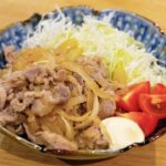 Karen Takizawa Instagram – 豚バラの生姜焼きを作った日。
あまりにも絶景見たような気になり単独写真撮りました⛰️

これが富士山のおおきさだったら、
どれだけ見に行ってしまうだろうな。

食材たちはそんな絶景間違いさせるような
色味をわたしに教えてくれます。

美味しそうを乗り潰して美しい✨✨✨

お皿の力を借りればそれはさらに景色を
豊かにします。

どんな世界にも協力作業をしているんですね🤝🏻

私は生姜焼きは、
朝から漬けておくのが大好きです。

玉ねぎは細切りとみじん切りの多種多様を玉ねぎ内でさせています。

なんといっても生姜は驚くほど多く。

ほとんど生姜漬け焼きです🫚

でもその日中存分に染み吸わせた一日の成果があまりにも美味しくて大好きです。

“あぁ仲良く遊んでたんだな”と一味で分かる豚と玉ねぎと調味料たちの思い出です。