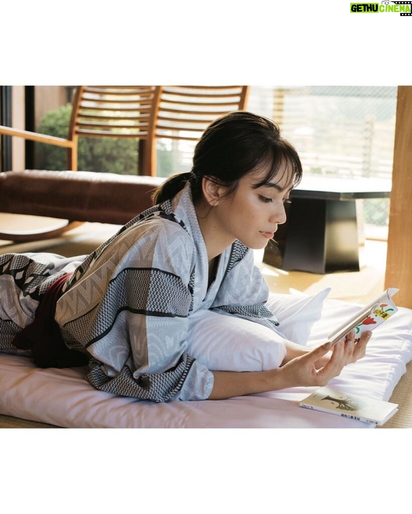 Karen Takizawa Instagram - 12月号のHanakoさんの 表紙をさせていただいております🥰 伊香保の地域に、ぼんやり旅をしています🍢 撮影という名のご褒美旅には、 聖なる美味しいや見上げたくなる清らか、果てしないくつろぎ、時間の無限大さがお出迎えしてくれました🍃 木の下から見上げる太陽はウソだろ🤔みたいな輝きでこちらに源を降り注ぎます。 そして、 昼下がりのお宿で過ごす畳と生温風のセッションは見逃しものです🎐 ページをめくる小風が、少しでも伊香保の風なんじゃないか、と感じてくださることを願います。 私の中に現る、ぼんやり時間。 東京で何もかも予定を積み上げたくなる私からは想像もできなかった時空でした。 少しの旅が、長距離人生の応援団になります🔥 みなさまも、年暮れ焦りになりがちな11月、12月に少しの休み場をご褒美してみてはいかがでしょうか♨️☺️
