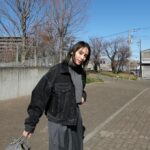 Karen Takizawa Instagram - こんにちは🌞 あとどのくらいニットと外に出れるでしょうか🙂あとどのくらい寒さを感じるのでしょうか🙂 1日、また1日と過ぎていくのは冬終わりへ😉 えこひいきなほどグレーを愛した今季。 後悔ないほど圧倒的なグレーと出会えた季節過ごせました。 というか春になったってまたあたかもな顔してグレーを装ってるとおもいますが。 似たような色で似たような形をしたって好きならば着ればいい。 身体がある限り、それだけです☺️ 極太ニットをいいことにちゃっかり油断のデニムジャケット引っ張り出しましたが、やっぱりまだ寒かったです🥶 もう少し番手を後ろへ🫣