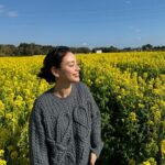 Karen Takizawa Instagram – 美しく地面から照らす太陽かと思ったのでした🌼

菜の花🌼

菜の花は月日が過ぎればなるほど好きにいっていく気がします。

最近は煌びやかな硬い灰色で囲まれる場所も好きですが、柔らかくて土から生えたような花や木もしっかり好きになっていきます😊🌳

ようやく寒い固まる景色から少し、肩に絡まる紐がほどけたように🪢、誰か微笑む景色になってきましたね。

花粉とは長年敵対心に向けてますが、
粉を取れば大好きなものです。

空の永遠さを知らされて気持ちよかったです。

みなさまも自力でお花を見つけてみたら
楽しいかもしれません。

今日、明日は寒いですからごゆっくりの中で温まってください♨️