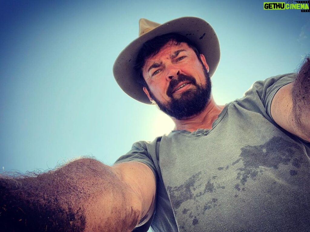 Karl Urban Instagram - Just a hot sweaty dirty mess ☀️🥵🤪 #garden #work