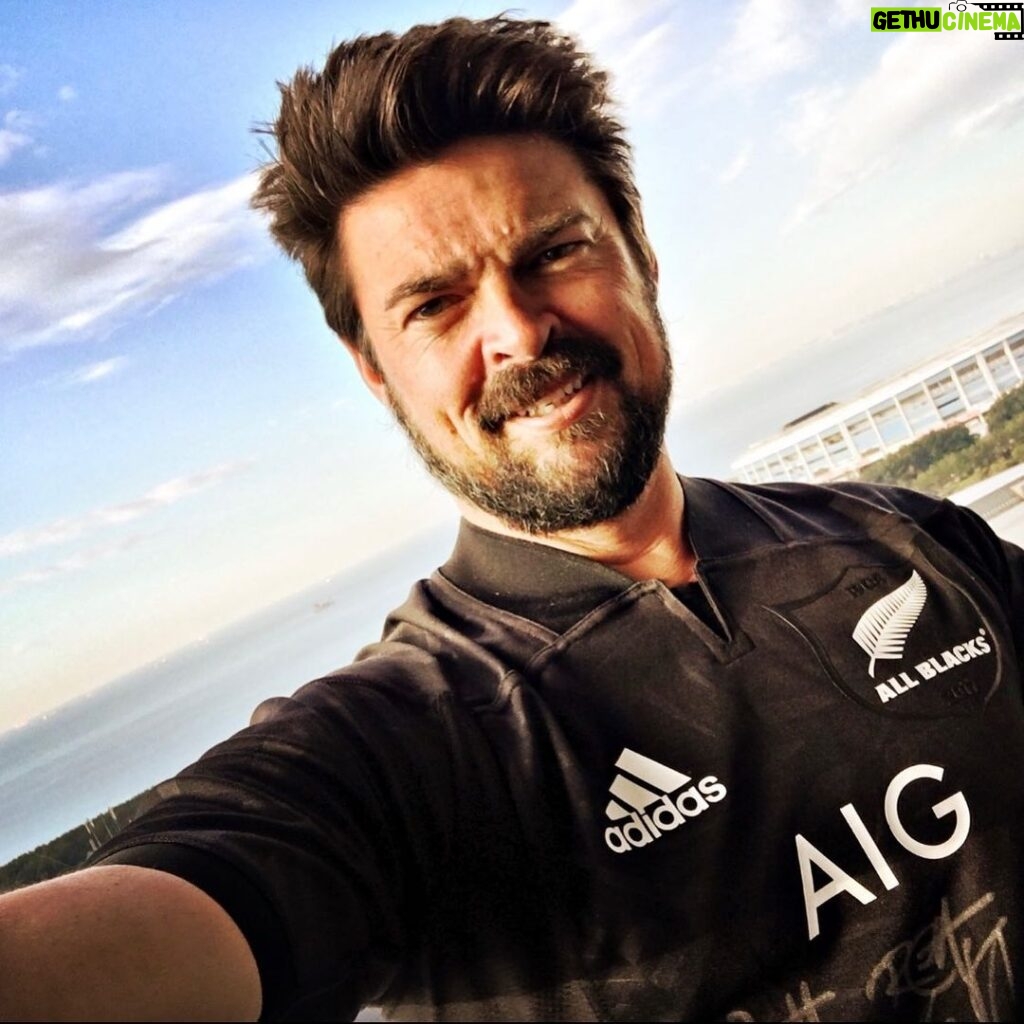 Karl Urban Instagram - Game day I’m backing our lads to get the job done ! Go @allblacks 🖤🇳🇿