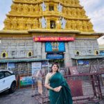 Karunya Ram Instagram – Divine 💚💛 blessed 🙏🏻
:
:
Saree : @aviraudupu 
:
:
#mysore #chamundeshwaritemple #karunyram #milkybeautykarunyaram #mysoresilksaree #silksaree Chamundeswari Temple, Mysore