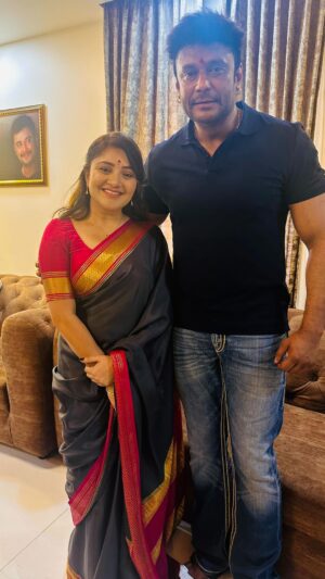 Karunya Ram Instagram - Happiest bday to u @darshanthoogudeepashrinivas sir You deserve the world ,i hope you feel so loved and happy on your special day this year.🎂🍫🍭🫶🏼🧿
:
:
Saree : @pure_mysore_silk 
:

#karunyaram #milkybeautykarunyaram #dboss #darshan #dasadarshan #fanmoment