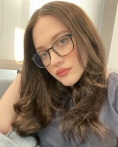Kat Dennings Instagram - Since ❤️+⚡️ has been out for a while, I feel like it’s finally time to post the Darcy selfie