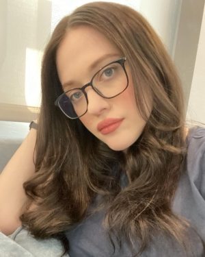 Kat Dennings Instagram - Since ❤️+⚡️ has been out for a while, I feel like it’s finally time to post the Darcy selfie