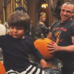 Kat Von D Instagram - Pumpkin carving party at #CasaVonD 🎃 With my beautiful friends/loved ones: @lethalamounts @edenknievel @prayers @dimebagzhag @llewellyn @mr.chino @jessica91104 @tennissystem @stevierivett 🎶Song: “From Dog to God” by @prayers