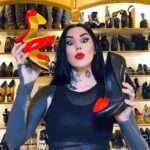 Kat Von D Instagram - MARK YOUR CALENDARS!! 🙀 THIS SATURDAY AT NOON (PST)! I’m going to be Live auctioning over 130 pairs of shoes from my shoe closet! I have WOMEN’S SIZES 7-10 🖤 Click the link in my bio to sign on to the WhatNot app for free if you wanna be able to bid on the day of the auction! Most shoes are gonna be starting around $30, and will include tons of indie brands and avant garde designers as well as the big ones. Can’t wait to go Live with you all and share a little piece of my closet with you! 🖤 *and special THANK YOU to the folks over at @whatnot for helping me do this for my fans! And no, I’m not getting payed by them for this, I just loved how interactive and user friendly it is compared to other auctioning platforms. SEE YOU GUYS SATURDAY!! 🖤 Ps. Sorry my hair looks so crazy in this video. I’ve been hitting the gym hard angain, and that’s what happens to it when I do. 💁🏻‍♀️