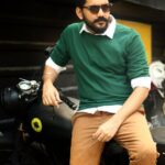 Kavin Instagram - #PazhayaPhoto Costume la sathyama endhu illa.. sathya odadhu @njsatz 😁