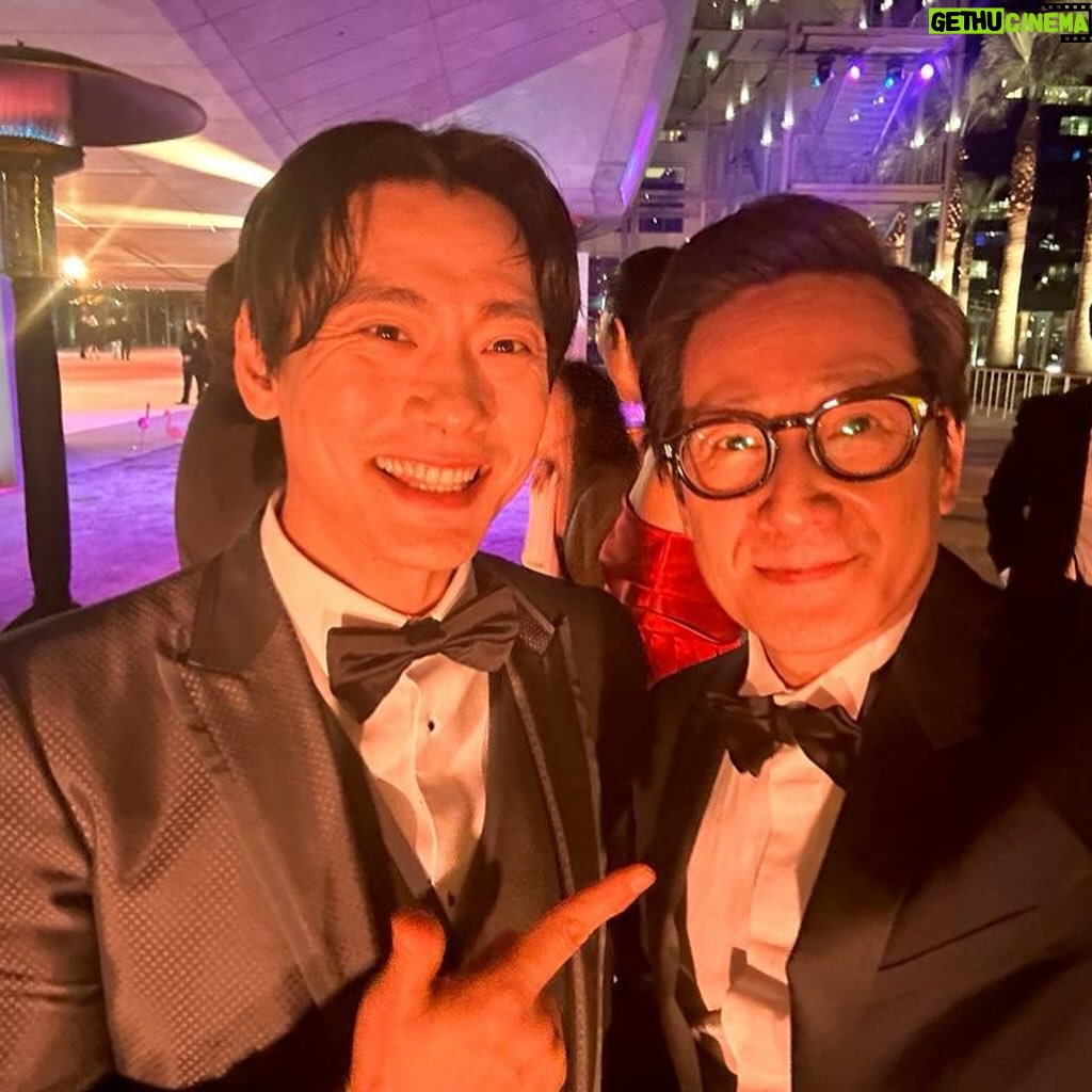 Ke Huy Quan Instagram - I FINALLY MET OPRAH! ❤️🙏🏻 ..last night at the 3rd Annual @academymuseum Gala. Grooming: @anissaemily Tuxedo: @Dior 📸: @gettyimages & Yours Truly 🤳