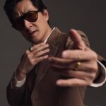 Ke Huy Quan Instagram - #GQ封面人物 【2023 MOTY】多重宇宙裡那顆耀眼的星！關繼威：「每一個人生遭遇，都發生在最完美的時機。」@kehuyquan 他的人生故事，其戲劇張力之大，可能比很多勵志電影還充滿正向效應。這是小卒打下漂亮一役，局外人打進權力核心，失去自我認同的人，在漫長黑暗的隧道盡頭找到柳暗花明的故事。今年是關繼威的黃金年，除了贏得奧斯卡獎，他同時入選《GQ》Icon of the Year 與《時代雜誌》百大人物。得獎後，關繼威有出席不完的名流派對、品牌邀約、頒獎典禮，許多新角色也紛紛上門，說沒有些許受寵若驚感是騙人的。 「那些時刻非常混亂、瘋狂。等所有活動都跑一輪一後，我開始覺得很困惑，有時連活動名稱都記不起來，幸好我當下拍了很多照片，幾乎是毫無羞恥心地狂拍，看到名人我就跟小孩子一樣興奮。」這是他人生睽違多年後，第二度品嘗到蜂擁而來的名氣帶來的紅利，他想要好好抓住這些時刻。 完整專訪故事請見 @gqtaiwan 主頁連結 Head of Editorial Content_Kevin Wang @thatmrwang Photography_Eric Ray Davidson @ericraydavidson Text_Christine Lee @birdism1217 Talent Manager_Sylvie Yeh @lagerfeld Tracy Shaffer @tracyshaffer Styling_Brandon Tan @branduh Styling Assistant_Aidan Palermo @aidanjosephpalermo Groomer_Sonia Lee for Exclusive Artists using Oribe Haircare @thesonialee Tailor_Susie Kourinian #susiekourinian Producer_Annee Elliot @annee_elliot Patricia Bilotti @patriciabilotti Prop Stylist_Cody Rogers @codycr Prop Stylist assistant_Nikki Kauten @autenkold Digital Tech_Pixelated Digital @ixelateddigital Lighting Tech_Jack Shelton @jacklshelton Fashion_ @gucci #關繼威 #GQ年度風格大賞 #GQMOTY #MOTY2023