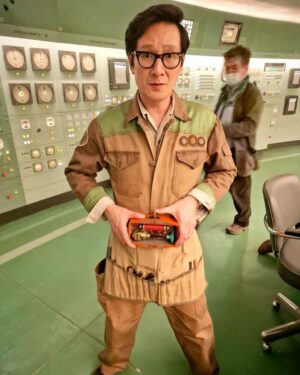 Ke Huy Quan Instagram - The LOKI prop department crafted a Data utility belt for the TVA. I wore it for one scene as a fun Easter egg. Did anybody spot it? If you haven’t, you should go back and watch the entire season again 😜😂 

@officialloki @marvelstudios @disneyplus