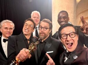 Ke Huy Quan Instagram - The KENERGY is REAL! So much fun at the Oscars. 

I’m so glad @theacademy brought back past winners to honor this year’s nominees. I was so proud and honored to stand amongst these men in presenting the best supporting actor category. Congratulations to all the winners of the night. 

Here’s 1 of 2 sets of selfies. 😜

Styling: @chloekeiko 
Grooming: @anissaemily 
Dressed by: @giorgioarmani 
Jewelry: @cartier
💆🏻: @drbarbarasturm