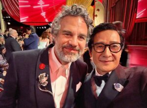Ke Huy Quan Instagram - The KENERGY is REAL! So much fun at the Oscars. 

I’m so glad @theacademy brought back past winners to honor this year’s nominees. I was so proud and honored to stand amongst these men in presenting the best supporting actor category. Congratulations to all the winners of the night. 

Here’s 1 of 2 sets of selfies. 😜

Styling: @chloekeiko 
Grooming: @anissaemily 
Dressed by: @giorgioarmani 
Jewelry: @cartier
💆🏻: @drbarbarasturm