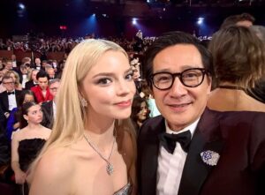 Ke Huy Quan Instagram - The KENERGY is REAL! So much fun at the Oscars. 

I’m so glad @theacademy brought back past winners to honor this year’s nominees. I was so proud and honored to stand amongst these men in presenting the best supporting actor category. Congratulations to all the winners of the night. 

Here’s 1 of 2 sets of selfies. 😜

Styling: @chloekeiko 
Grooming: @anissaemily 
Dressed by: @giorgioarmani 
Jewelry: @cartier
💆🏻: @drbarbarasturm