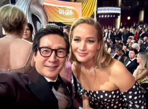 Ke Huy Quan Instagram - The KENERGY is REAL! So much fun at the Oscars. 

I’m so glad @theacademy brought back past winners to honor this year’s nominees. I was so proud and honored to stand amongst these men in presenting the best supporting actor category. Congratulations to all the winners of the night. 

Here’s 1 of 2 sets of selfies. 😜

Styling: @chloekeiko 
Grooming: @anissaemily 
Dressed by: @giorgioarmani 
Jewelry: @cartier
💆🏻: @drbarbarasturm