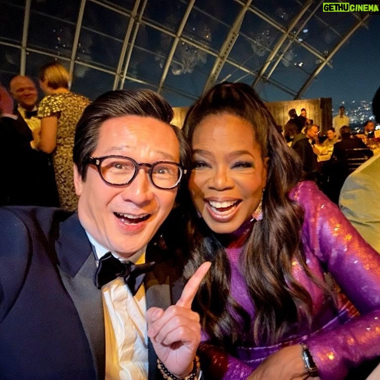 Ke Huy Quan Instagram - I FINALLY MET OPRAH! ❤️🙏🏻 ..last night at the 3rd Annual @academymuseum Gala. Grooming: @anissaemily Tuxedo: @Dior 📸: @gettyimages & Yours Truly 🤳