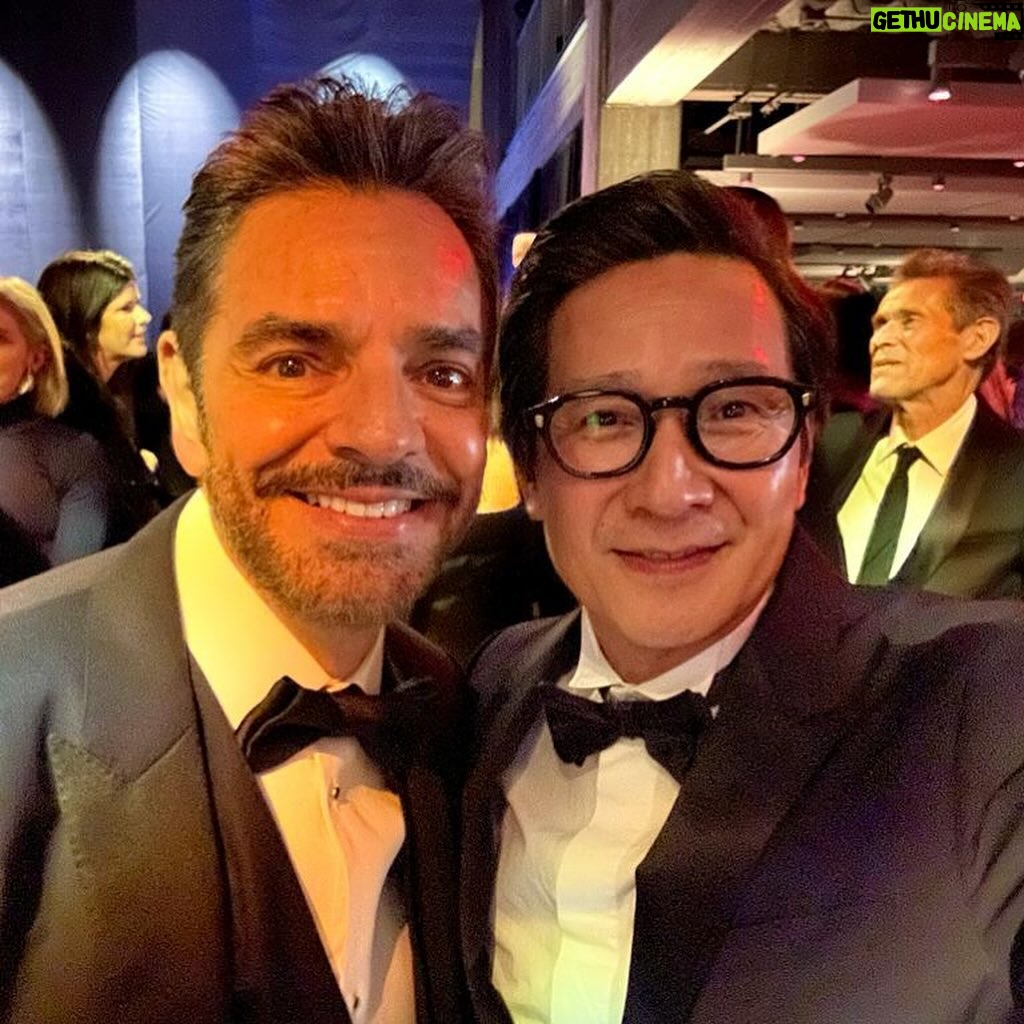 Ke Huy Quan Instagram - I FINALLY MET OPRAH! ❤️🙏🏻 ..last night at the 3rd Annual @academymuseum Gala. Grooming: @anissaemily Tuxedo: @Dior 📸: @gettyimages & Yours Truly 🤳