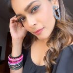 Keerthi shanthanu Instagram - A quick transition 😉💕 Floral skirt by @malarvikrambridalcouture 🩶💗 Mix matched with a top from #zara Self makeup & self styling #transition #réel #selfshot #workmode