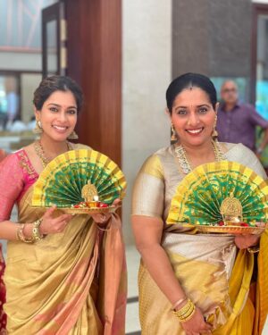 Keerthi shanthanu Instagram - ✨கல்யாணம் ✨
💛💛💛💛💛

@shrutitudi @ruskey_11 @shanthnu @mahuvnish @brinda_gopal @jayanthirkv @asrkvkumar @dianishanth @poornimabhagyaraj @gayathriraguramm @veena_sujya @inst.prasanna @the_arjun_kaladhar @arvindkaladhar @khushsundar @1mxdhxv._  @adhav.krishna_ 
#gold #wedding #family