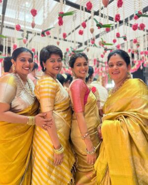 Keerthi shanthanu Instagram - ✨கல்யாணம் ✨
💛💛💛💛💛

@shrutitudi @ruskey_11 @shanthnu @mahuvnish @brinda_gopal @jayanthirkv @asrkvkumar @dianishanth @poornimabhagyaraj @gayathriraguramm @veena_sujya @inst.prasanna @the_arjun_kaladhar @arvindkaladhar @khushsundar @1mxdhxv._  @adhav.krishna_ 
#gold #wedding #family