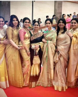 Keerthi shanthanu Instagram - ✨கல்யாணம் ✨
💛💛💛💛💛

@shrutitudi @ruskey_11 @shanthnu @mahuvnish @brinda_gopal @jayanthirkv @asrkvkumar @dianishanth @poornimabhagyaraj @gayathriraguramm @veena_sujya @inst.prasanna @the_arjun_kaladhar @arvindkaladhar @khushsundar @1mxdhxv._  @adhav.krishna_ 
#gold #wedding #family