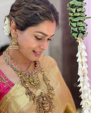 Keerthi shanthanu Instagram - ✨கல்யாணம் ✨
💛💛💛💛💛

@shrutitudi @ruskey_11 @shanthnu @mahuvnish @brinda_gopal @jayanthirkv @asrkvkumar @dianishanth @poornimabhagyaraj @gayathriraguramm @veena_sujya @inst.prasanna @the_arjun_kaladhar @arvindkaladhar @khushsundar @1mxdhxv._  @adhav.krishna_ 
#gold #wedding #family
