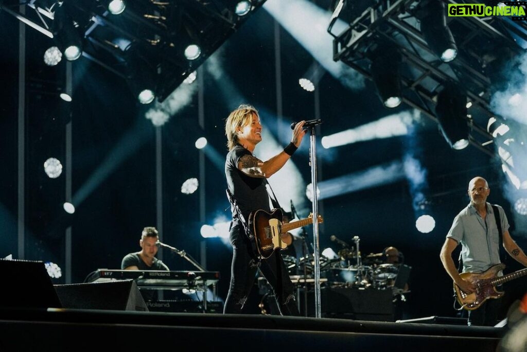 Keith Urban Instagram - there’s nothing quite like #CMAfest, and it never gets old. thank you !!! 📸 @brenventure @johnshearer Nissan Stadium