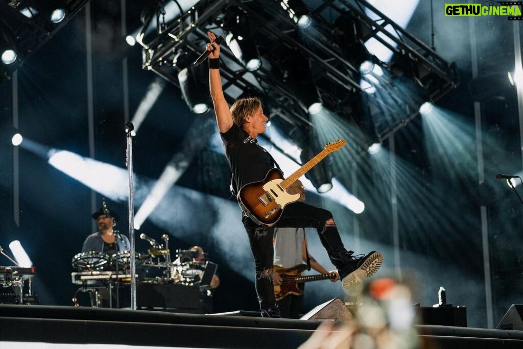 Keith Urban Instagram - there’s nothing quite like #CMAfest, and it never gets old. thank you !!! 📸 @brenventure @johnshearer Nissan Stadium