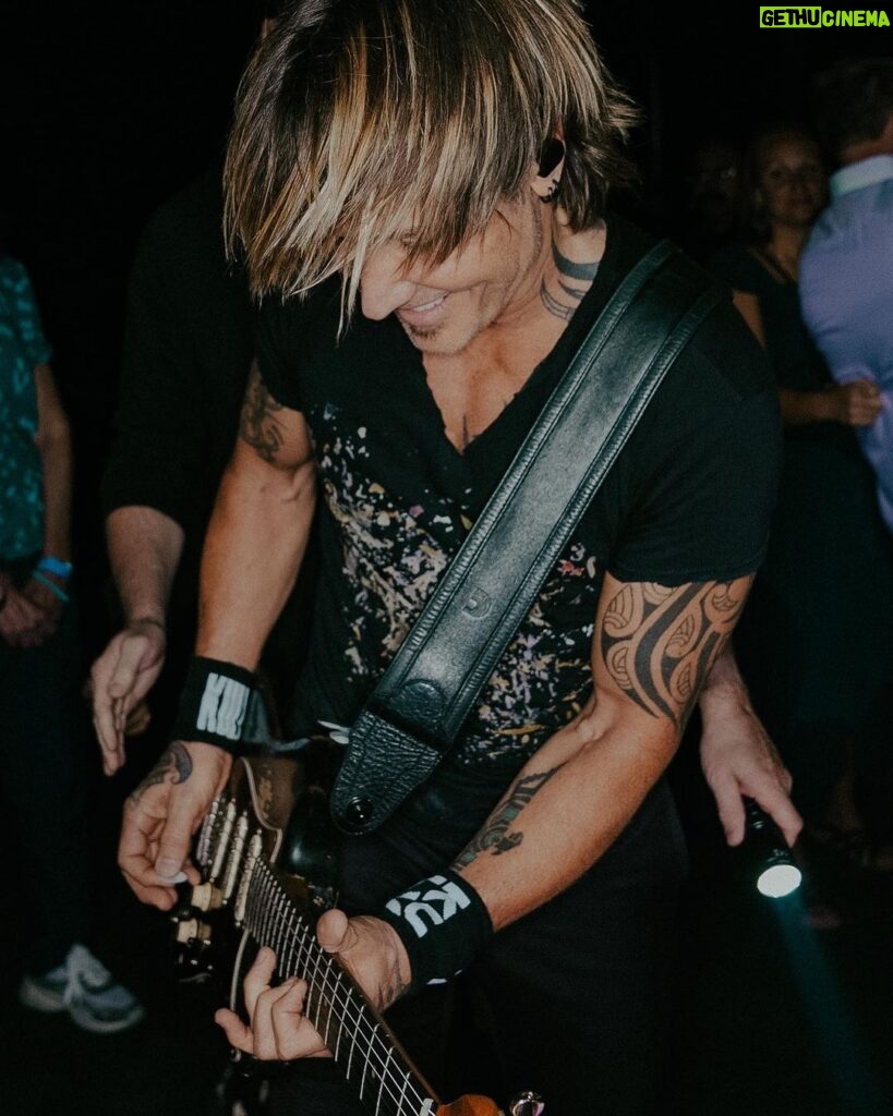 Keith Urban Instagram - let’s gooooo Vegas !!!!! tonight kicks off our last weekend of shows at @phvegas until November 💥 Las Vegas, Nevada