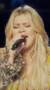 Kelly Clarkson Instagram - We filmed a stripped version of “mine” from my new album #chemistry at The Belasco Theater. You can watch the full video on my YouTube channel now 🍷💔☀️ #mine