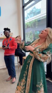 Kelly Clarkson Instagram - When you decide to #flashmob people at a random Blue Bottle in LA... 🎶 This song’s called #me and it’s part of my new album #chemistry (out june 23rd!!) @ourtonality @platform_la