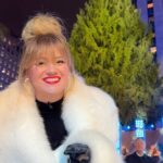 Kelly Clarkson Instagram - Underneath The Tree while #UnderneathTheTree 🎄🎄#RockCenterXMAS