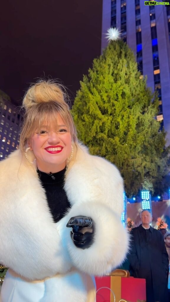 Kelly Clarkson Instagram - Underneath The Tree while #UnderneathTheTree 🎄🎄#RockCenterXMAS
