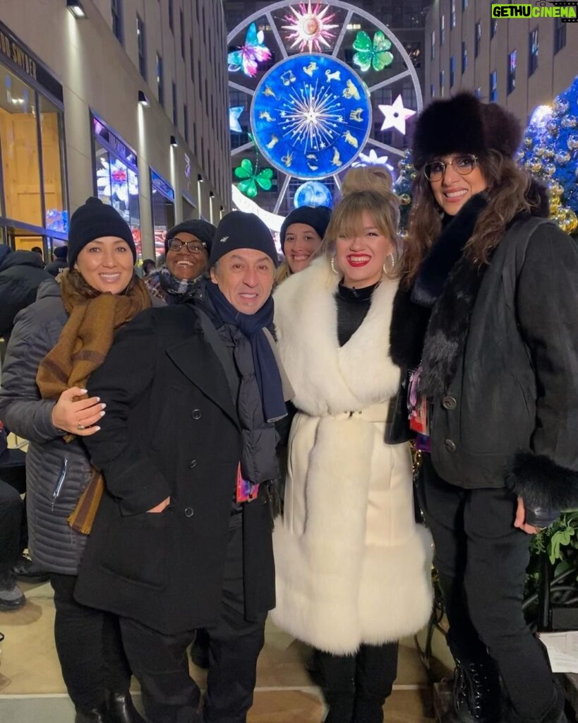 Kelly Clarkson Instagram - Shout out to my incredible team that froze outside with me last night @rockefellercenter tree lighting. We were freezing but it was so much fun!! Styling: @micaela Wardrobe: @arleeesha Makeup: @gloglomakeup Hair: @robertramoshair