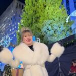Kelly Clarkson Instagram - What an incredible night! Now it’s officially the holiday season 🎄🎄 #Glow #UnderneathTheTree #SantaCantYouHearMe #RockCenterXMAS