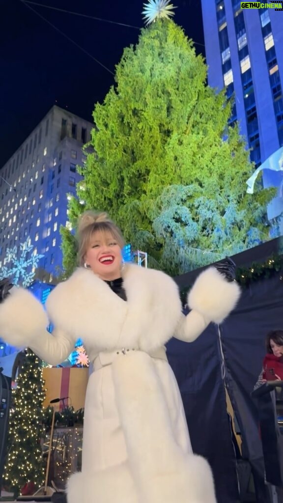 Kelly Clarkson Instagram - What an incredible night! Now it’s officially the holiday season 🎄🎄 #Glow #UnderneathTheTree #SantaCantYouHearMe #RockCenterXMAS
