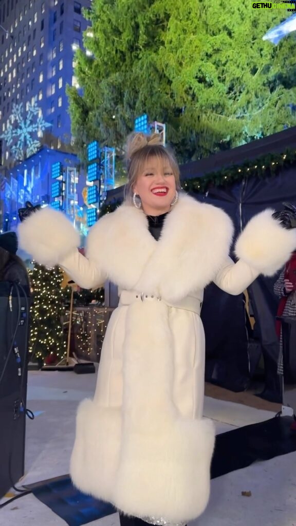 Kelly Clarkson Instagram - We had the most magical night with @kellyclarkson at @nbc’s Christmas in @rockefellercenter! ✨