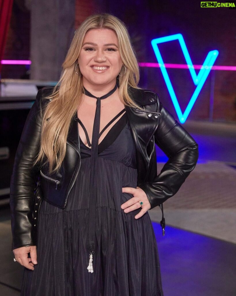 Kelly Clarkson Instagram - Last night of the #VoiceBattles starts tonight! #TeamKelly #TheVoice