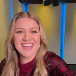 Kelly Clarkson Instagram - LIVE talking all things holidays! How long have your xmas decorations been up? 😜