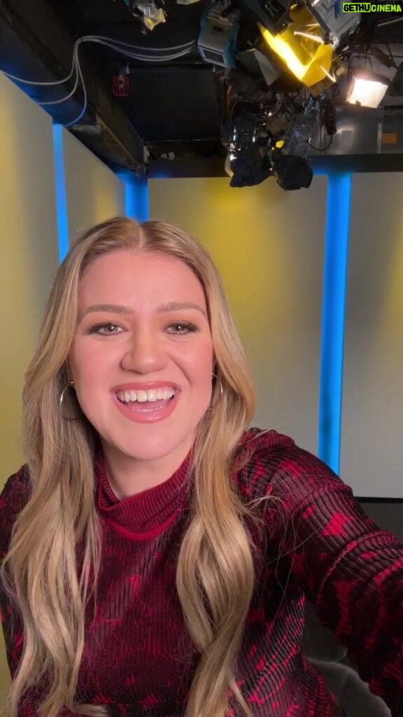 Kelly Clarkson Instagram - LIVE talking all things holidays! How long have your xmas decorations been up? 😜