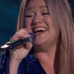 Kelly Clarkson Instagram - It was so fun coming back to @NBCTheVoice to perform #SantaCantYouHearMe 🎅🎄 Missed you @arianagrande!
