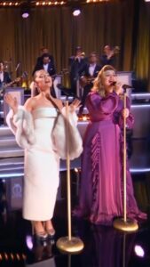 Kelly Clarkson Instagram - I loved performing “Santa, Can’t You Hear Me” with @ArianaGrande last year for my Christmas special!! Y’all can listen to the live version everywhere now 🤍