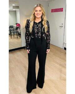 Kelly Clarkson Instagram - Rough commute tonight to hang with @jimmyfallon across the hall #neighbors #tunein @fallontonight 👗@micaela 💇‍♀️ @robertramoshair 💄@gloglomakeup