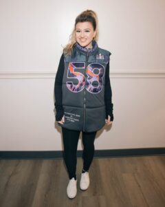 Kelly Clarkson Instagram - Shout out to @kristinjuszczyk for this amazing vest! I’ve been wearing it all weekend while doing my shows in Vegas! It’s so cozy and I’m loving all your designs you’ve been making ❤️ much love! Since my Cowboys didn’t make it, let’s go 49ers!