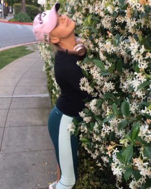Kelly Rohrbach Instagram - springtime got me like...💐🌸😤#CantGetEnoughOfThatJasmine